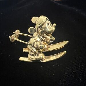 Rare Vintage Gold Tone Mickey Mouse Skiing Pin